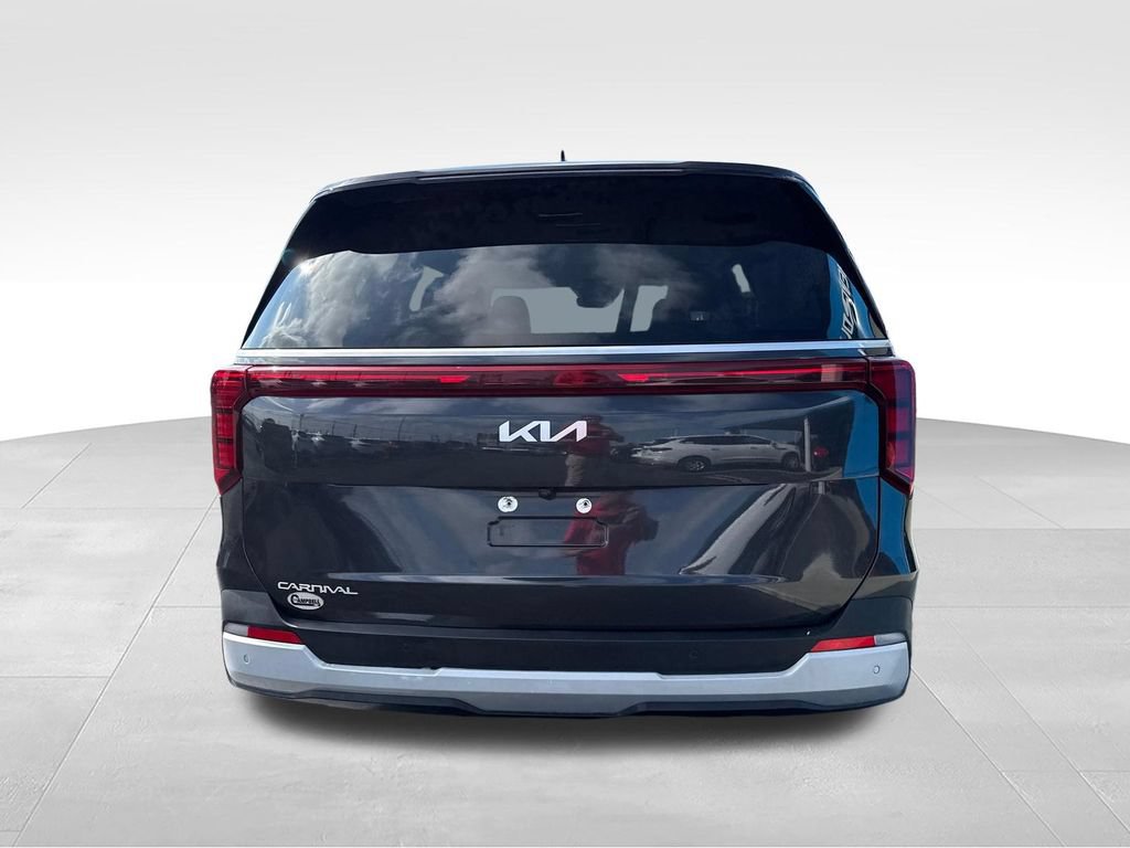 Used 2025 Kia Carnival FWD image 4