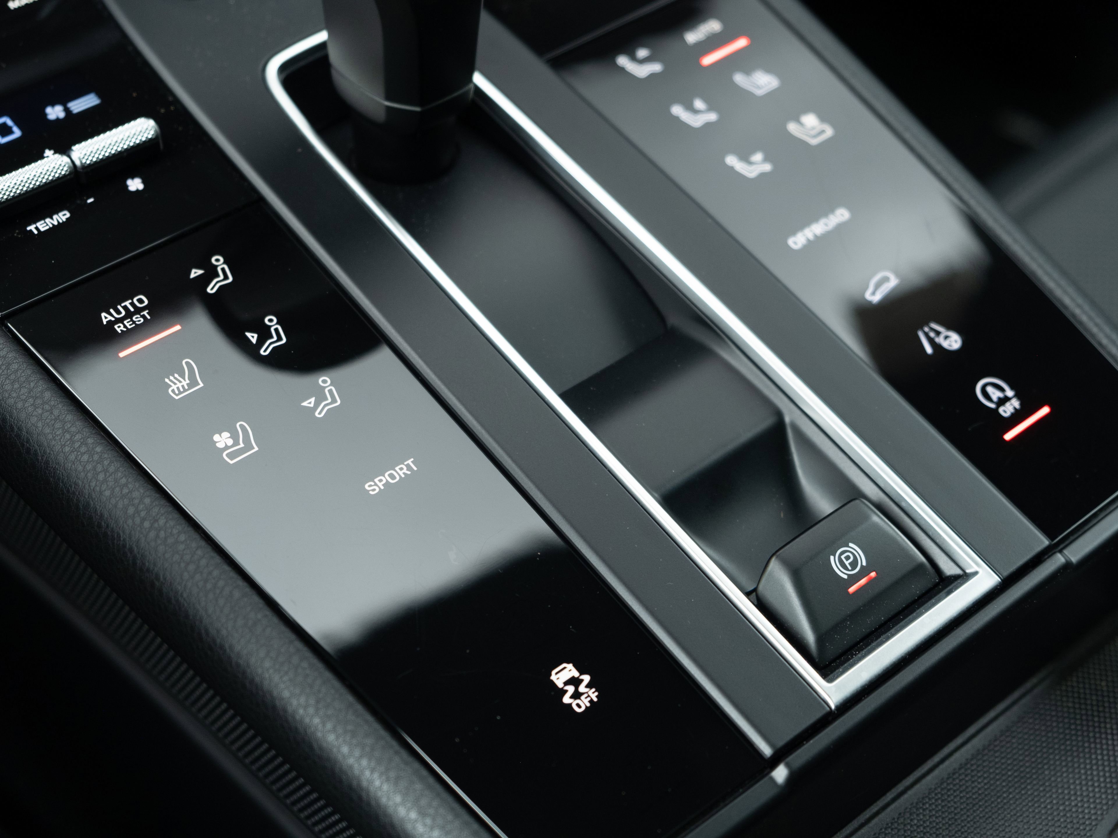 Certified 2023 Porsche Macan AWD/4WD image 33
