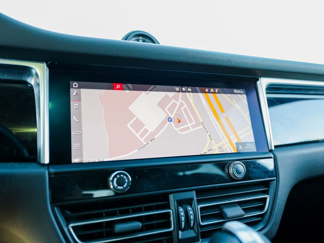 Certified 2022 Porsche Macan image 18