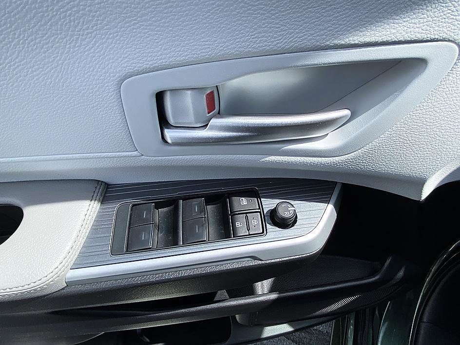 Certified 2025 Toyota Sienna XLE FWD image 10