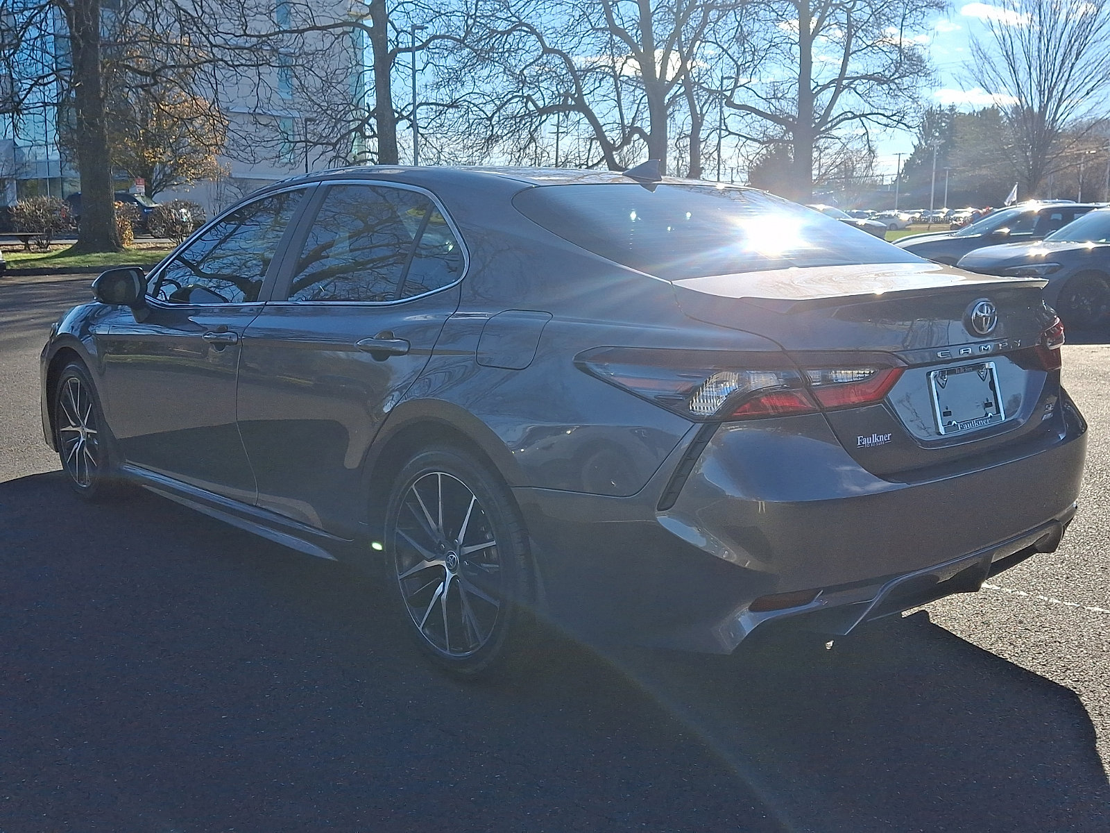 Used 2023 Toyota Camry SE image 4