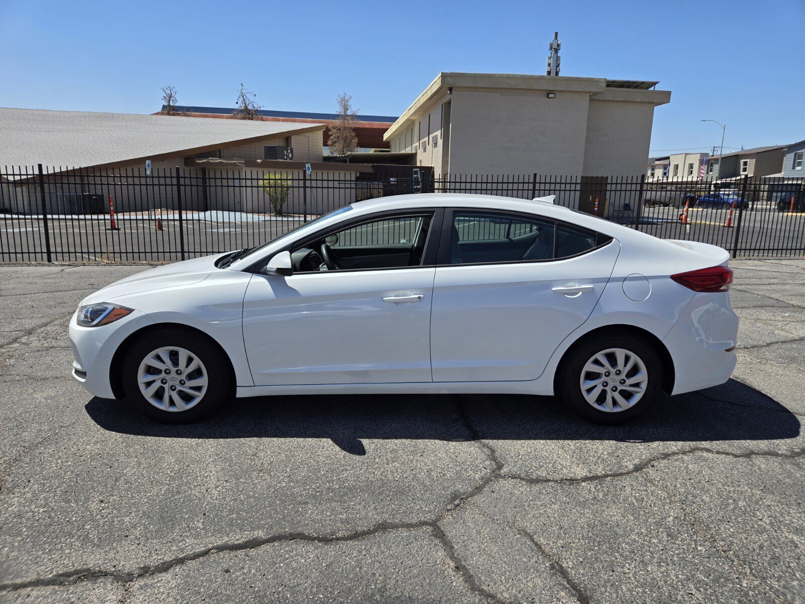 Used 2017 Hyundai Elantra SE FWD image 2
