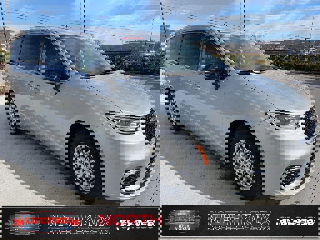 Used 2024 Chrysler Pacifica Touring-L image 29