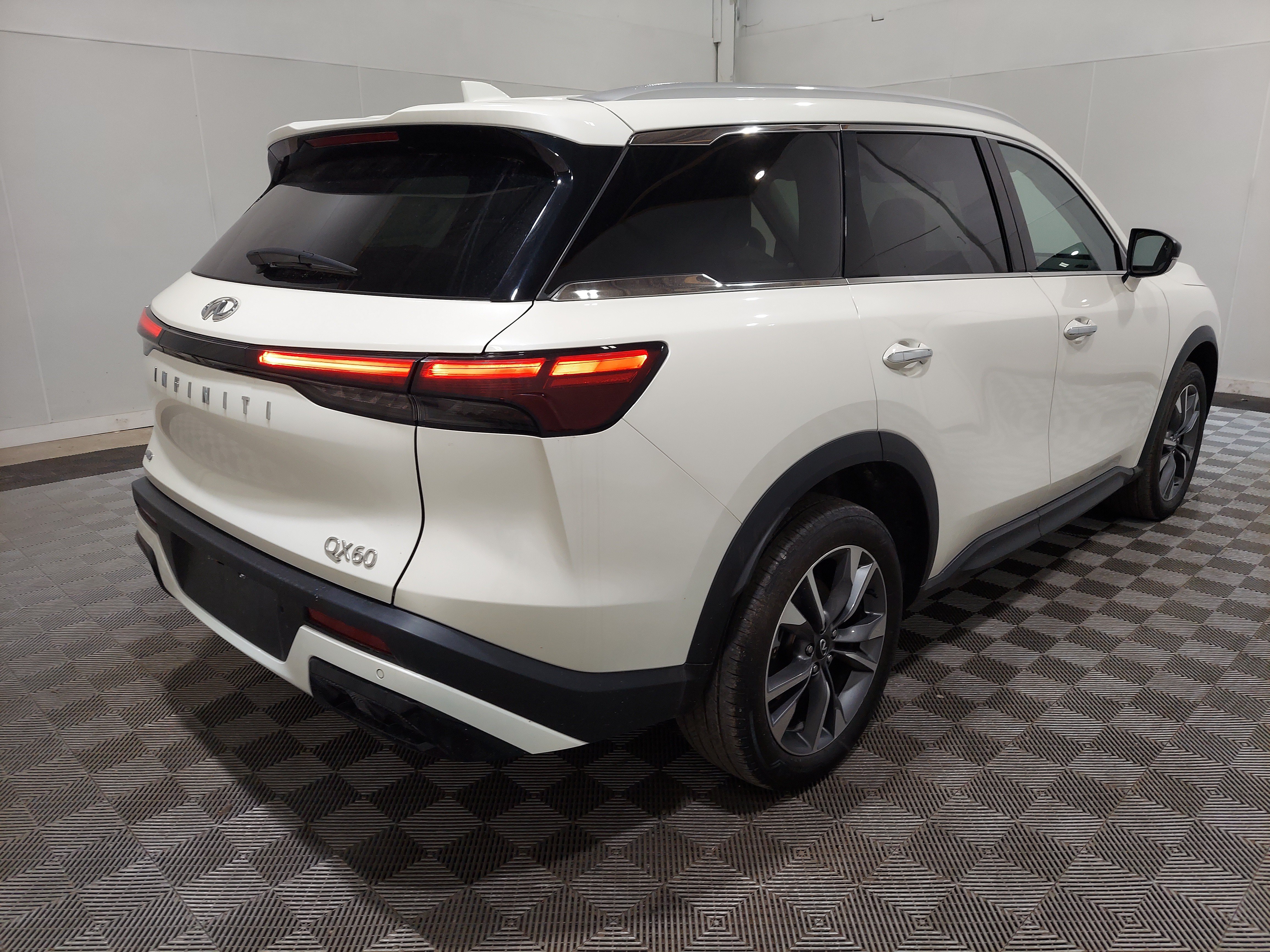 Used 2024 INFINITI QX60 Luxe AWD/4WD image 3