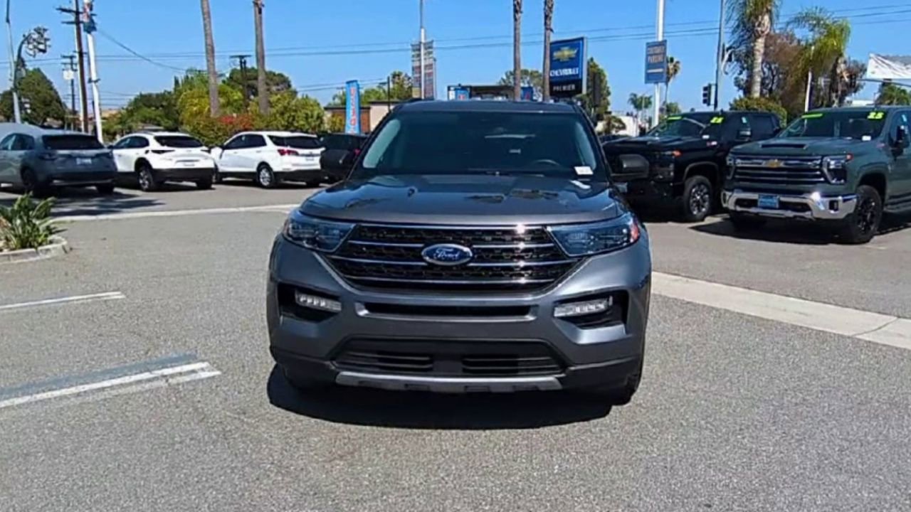 Used 2024 Ford Explorer XLT w/ Equipment Group 202A RWD image 3