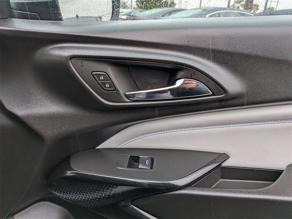 Used 2025 Chevrolet Trax LT w/ LT Convenience Package image 33