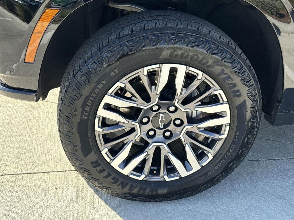 Used 2025 Chevrolet Suburban Z71 image 31