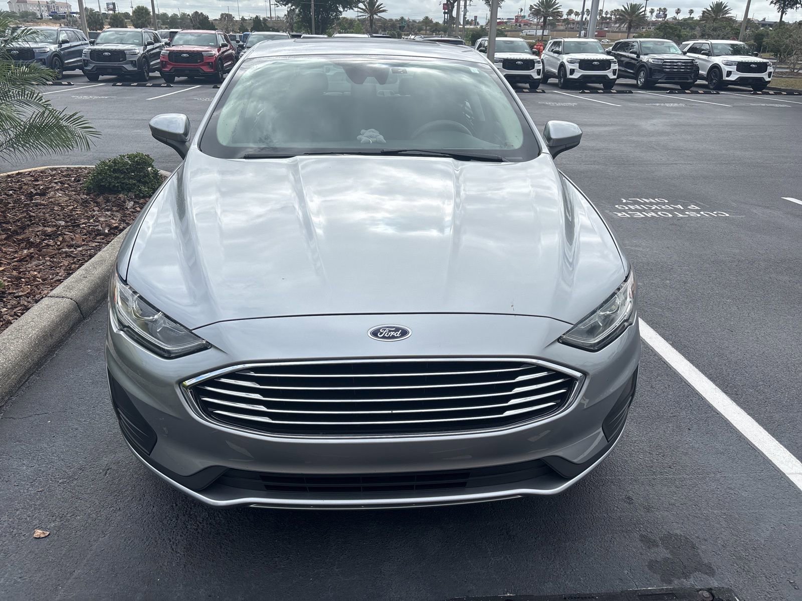 Used 2020 Ford Fusion SE FWD image 2