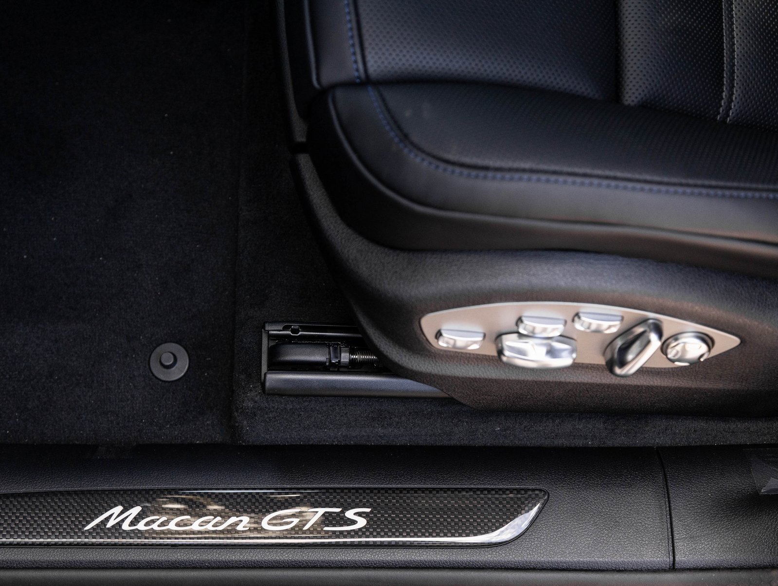 New 2026 Porsche Macan GTS image 21