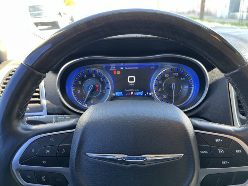 Used 2018 Chrysler 300 Limited image 12