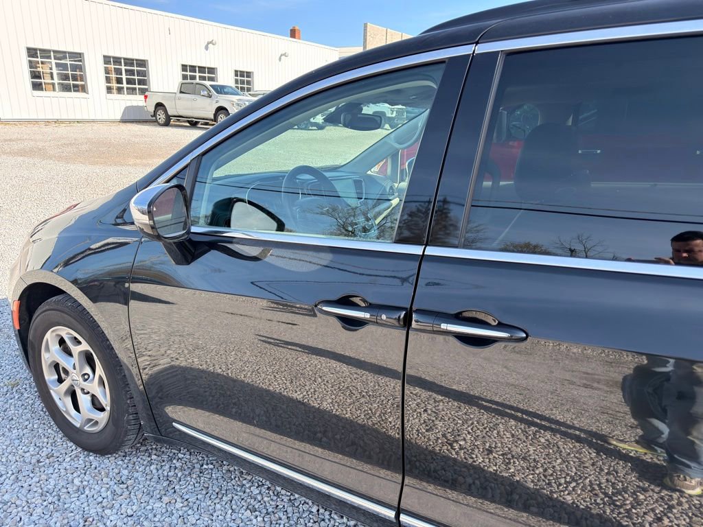 Used 2023 Chrysler Pacifica Limited image 10