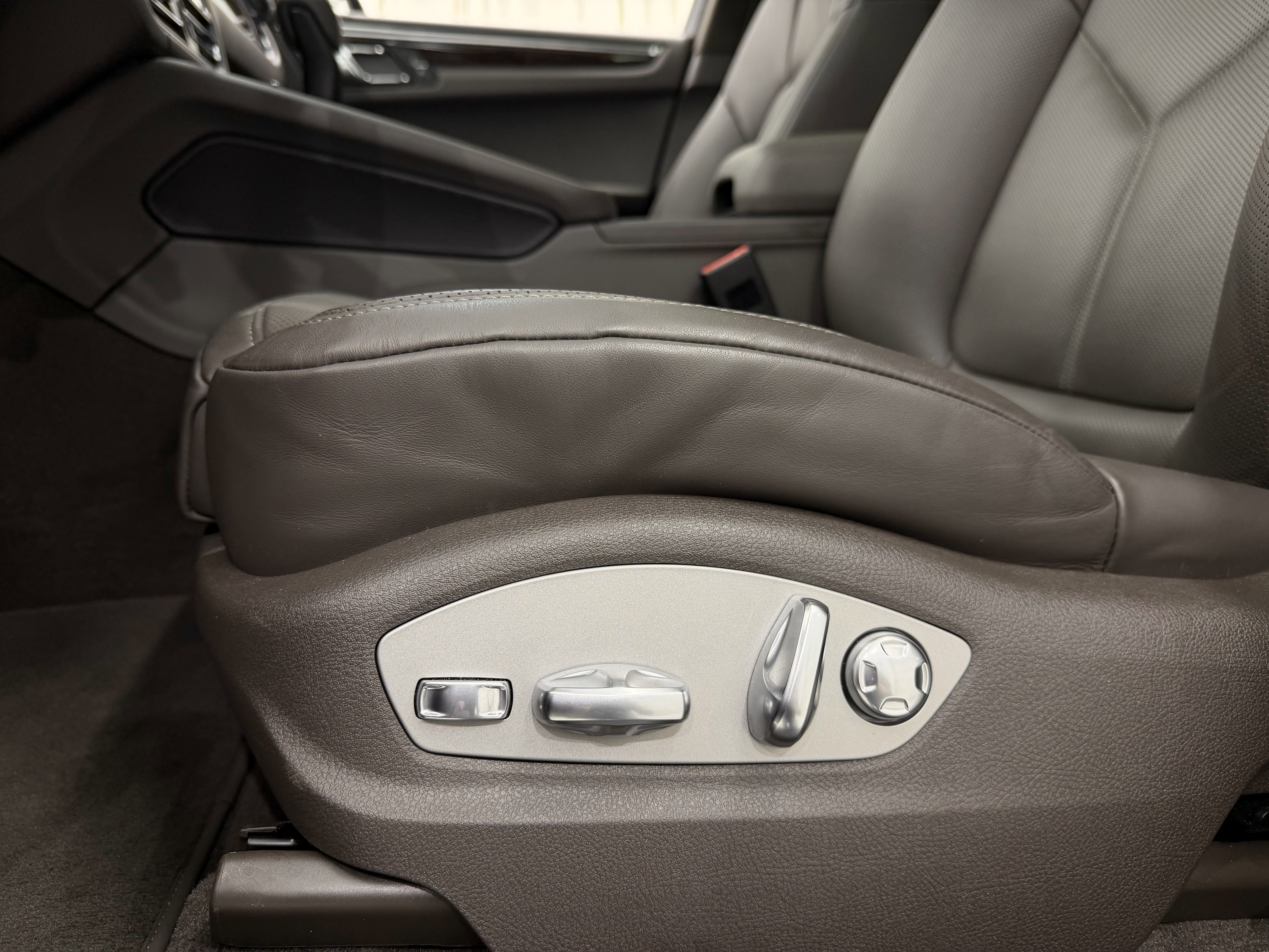 Certified 2025 Porsche Macan image 31