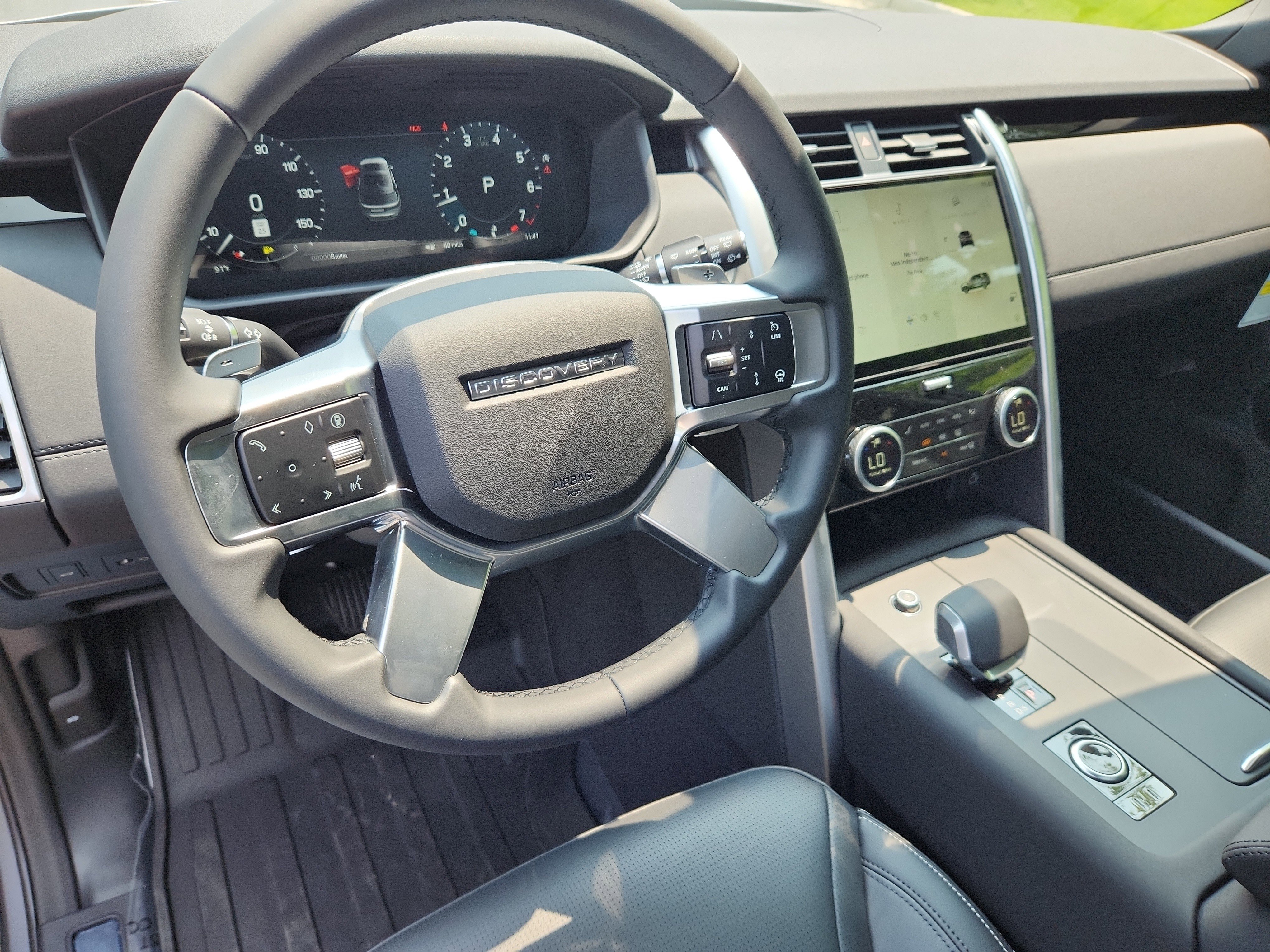 New 2025 Land Rover Discovery S image 15