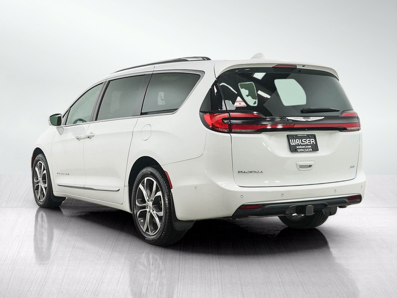 Used 2022 Chrysler Pacifica Pinnacle AWD/4WD image 3