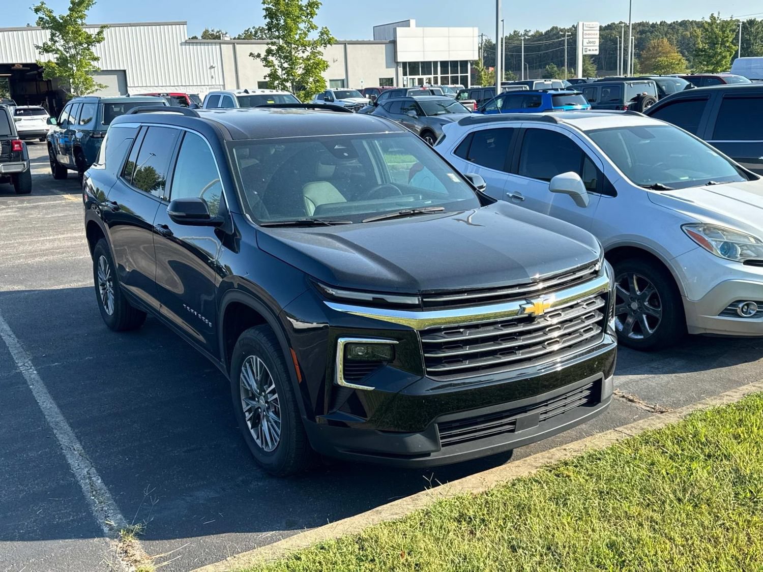 Used 2025 Chevrolet Traverse LT FWD image 2