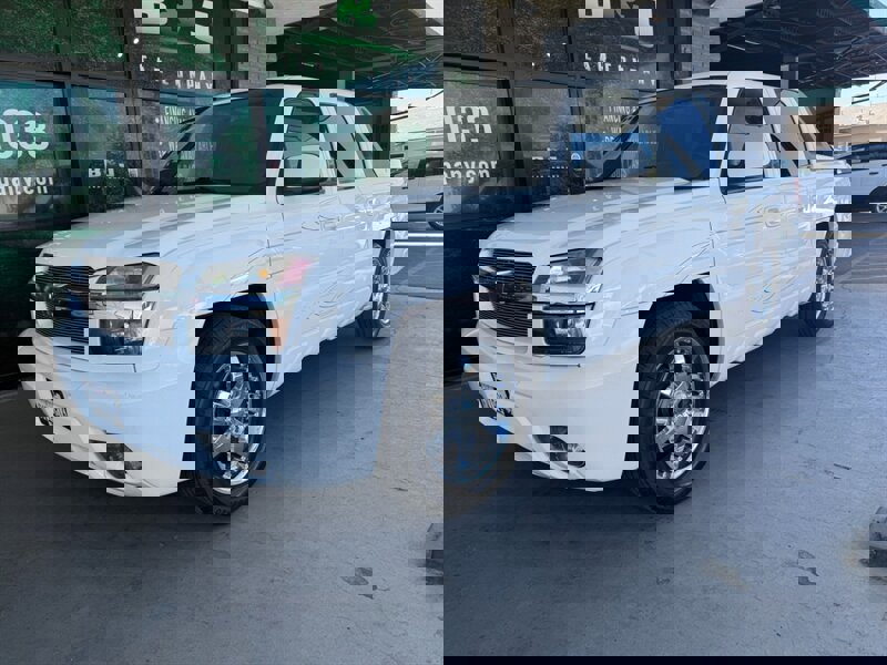 Used 2002 Chevrolet Avalanche 2WD image 1