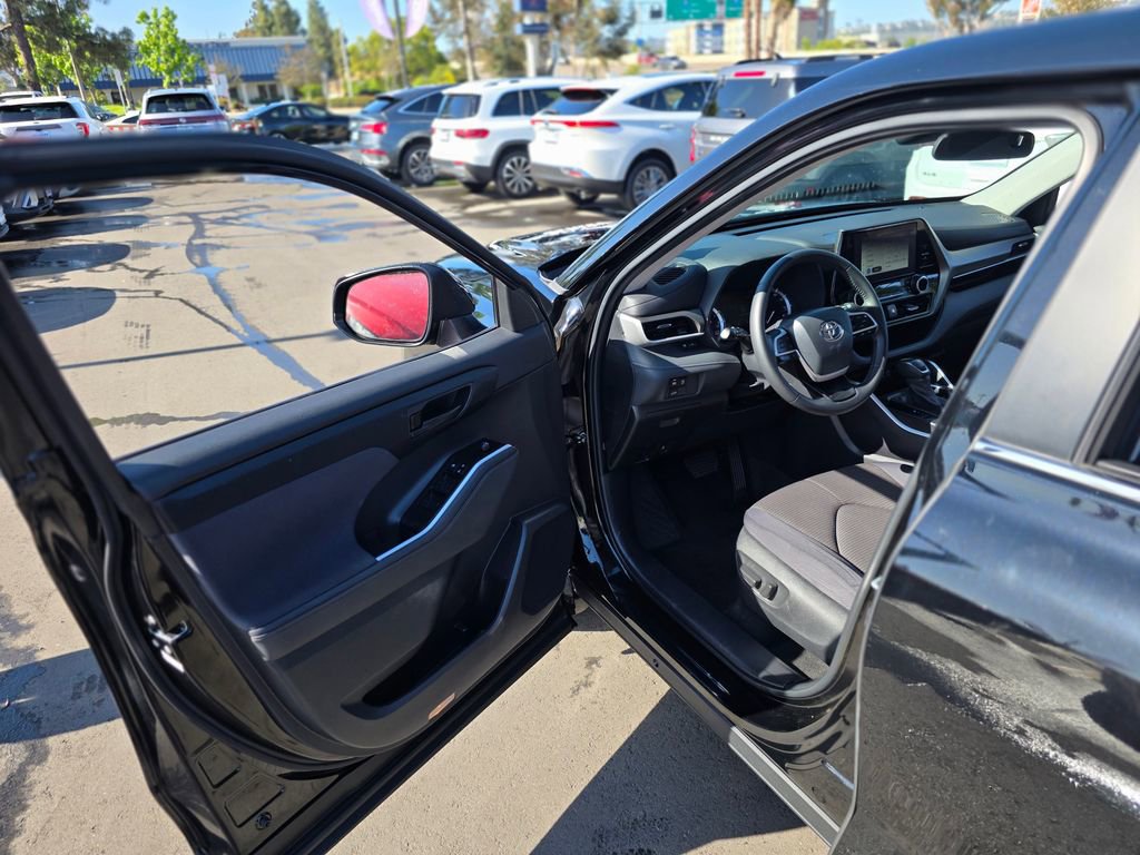 Used 2023 Toyota Highlander LE AWD/4WD image 42