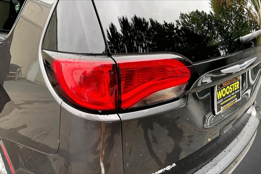 Used 2020 Chrysler Pacifica Touring-L FWD image 23