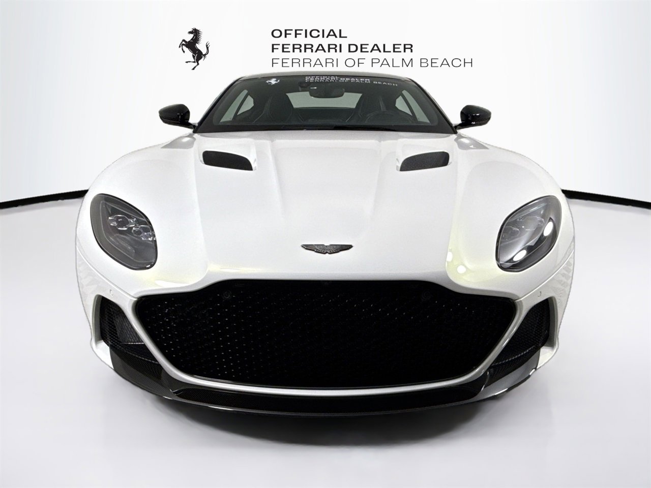 Used 2023 Aston Martin DBS Coupe image 2