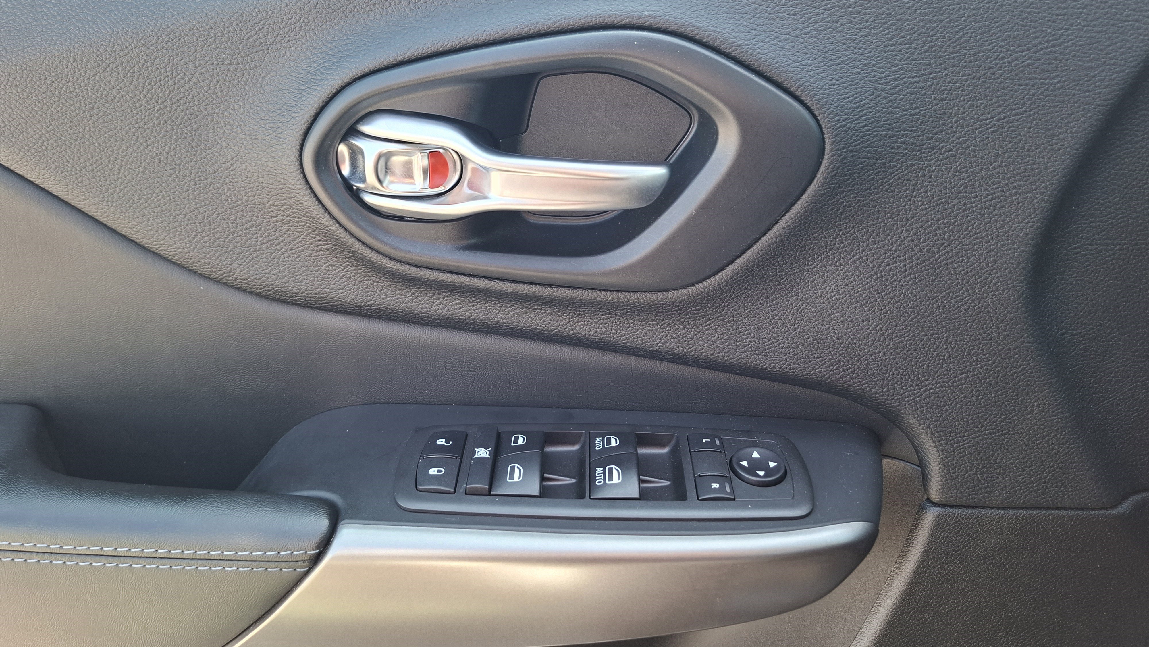 Used 2021 Jeep Cherokee Latitude Plus w/ Sun & Sound Group FWD image 17