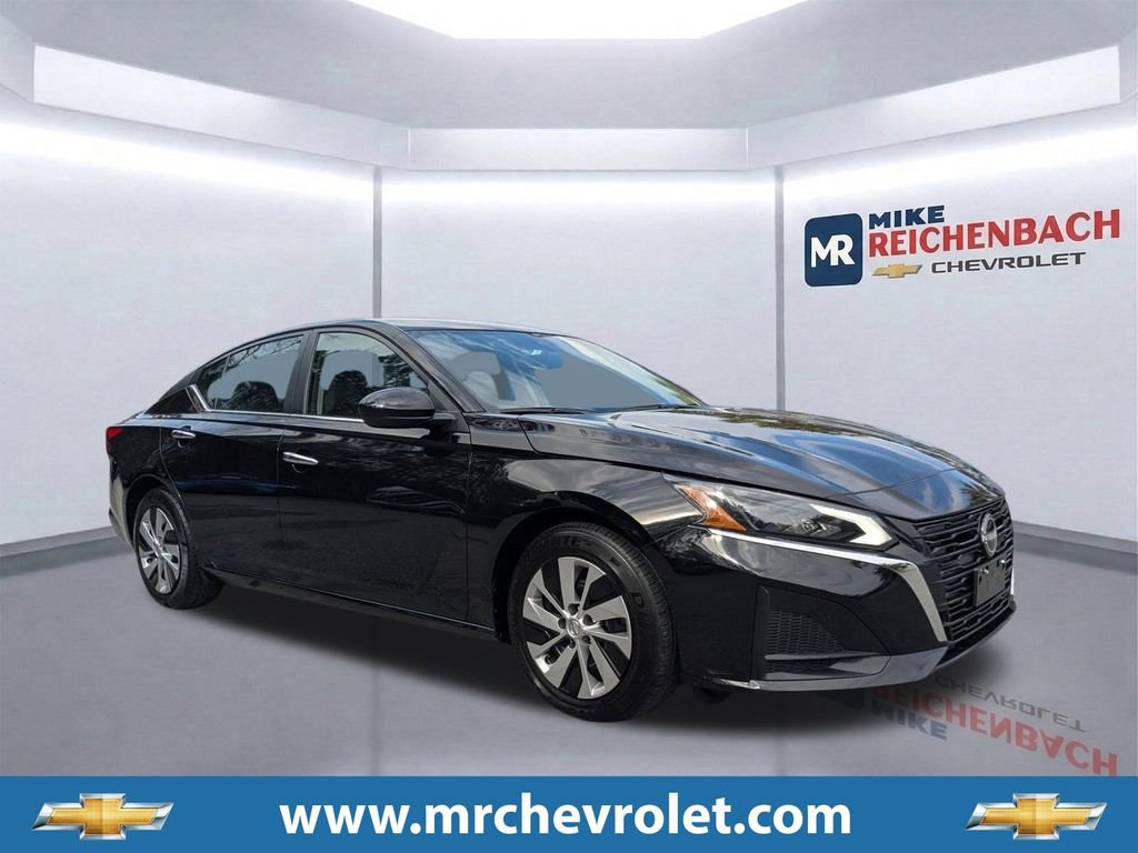 Used 2023 Nissan Altima 2.5 SV image 1