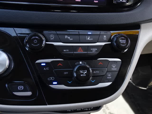 Used 2023 Chrysler Pacifica Touring-L FWD image 31