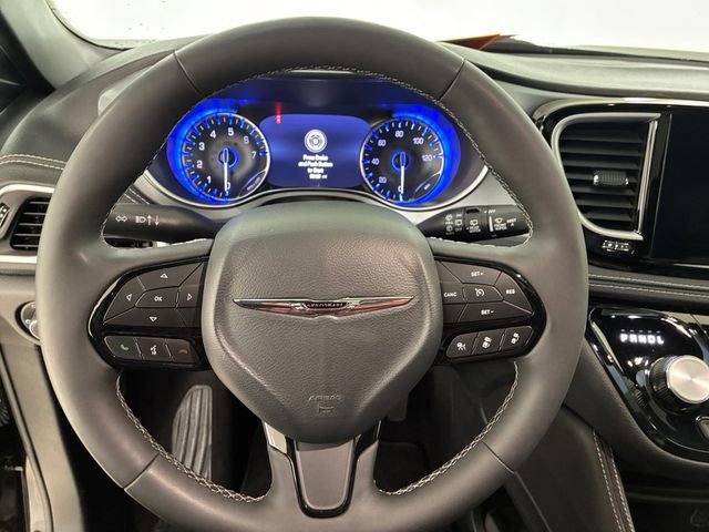 Used 2025 Chrysler Pacifica Limited image 22
