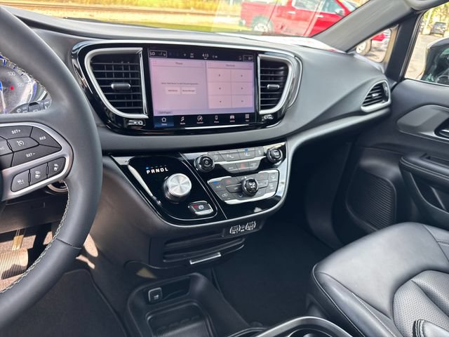 Used 2025 Chrysler Pacifica Select FWD image 18