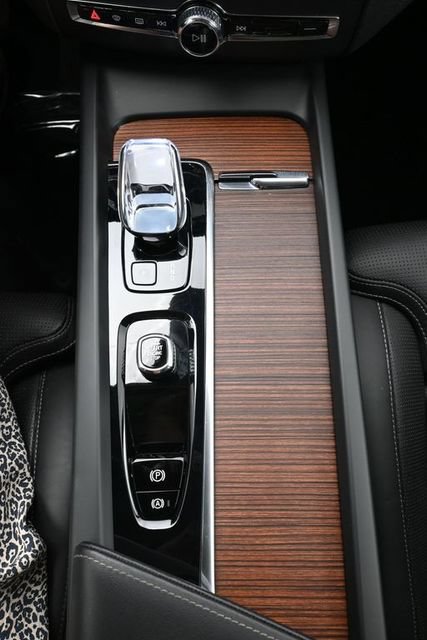 Used 2023 Volvo XC60 B5 Ultimate w/ Climate Package FWD image 11