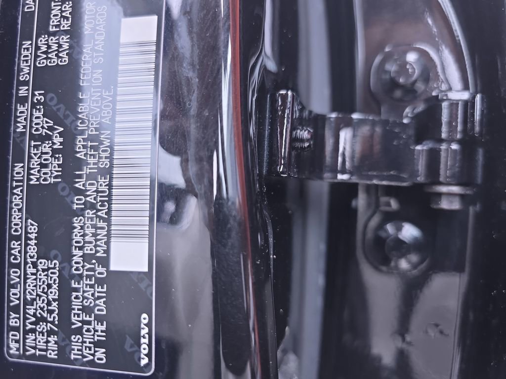 Used 2023 Volvo XC60 B5 Plus image 39