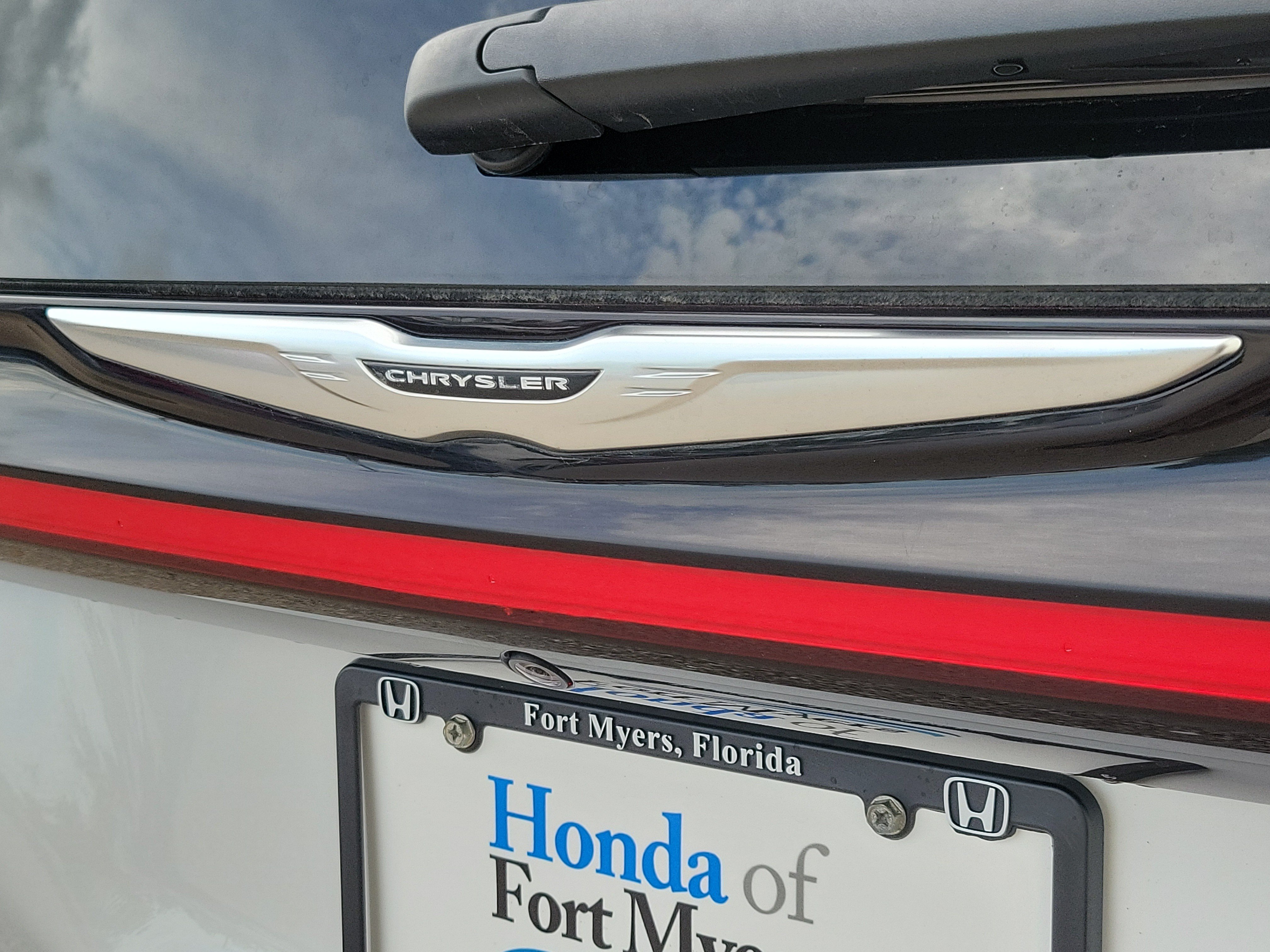 Used 2025 Chrysler Pacifica Select FWD image 8