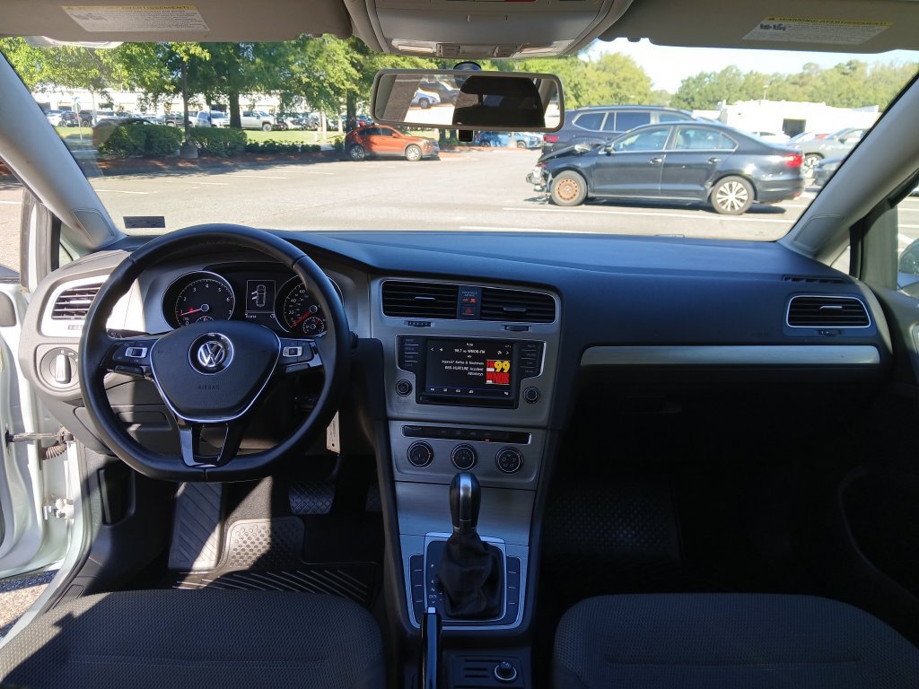 Used 2017 Volkswagen Golf SportWagen FWD image 25