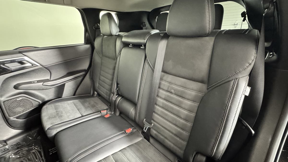 Used 2025 Mitsubishi Outlander SE FWD image 29