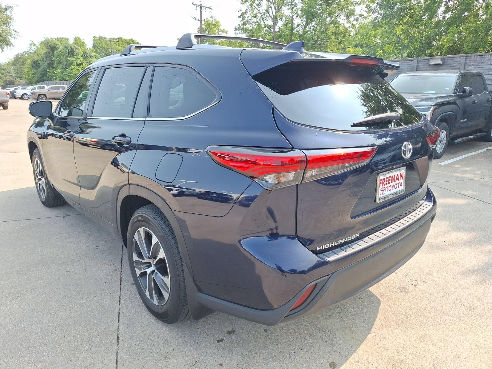 Used 2023 Toyota Highlander XLE FWD image 4