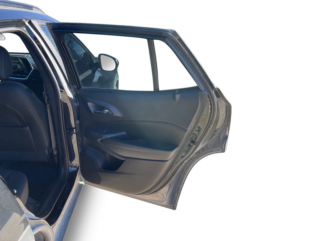 Certified 2025 Chevrolet Trax RS w/ Sunroof Package image 17