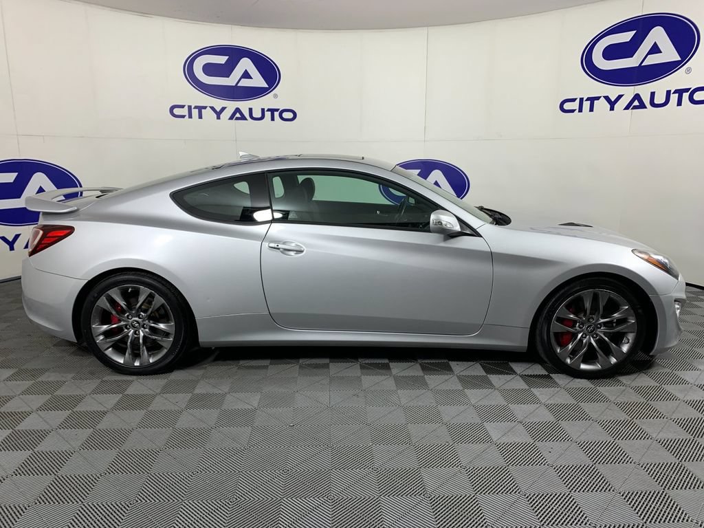 Used 2016 Hyundai Genesis Coupe 3.8 RWD image 2