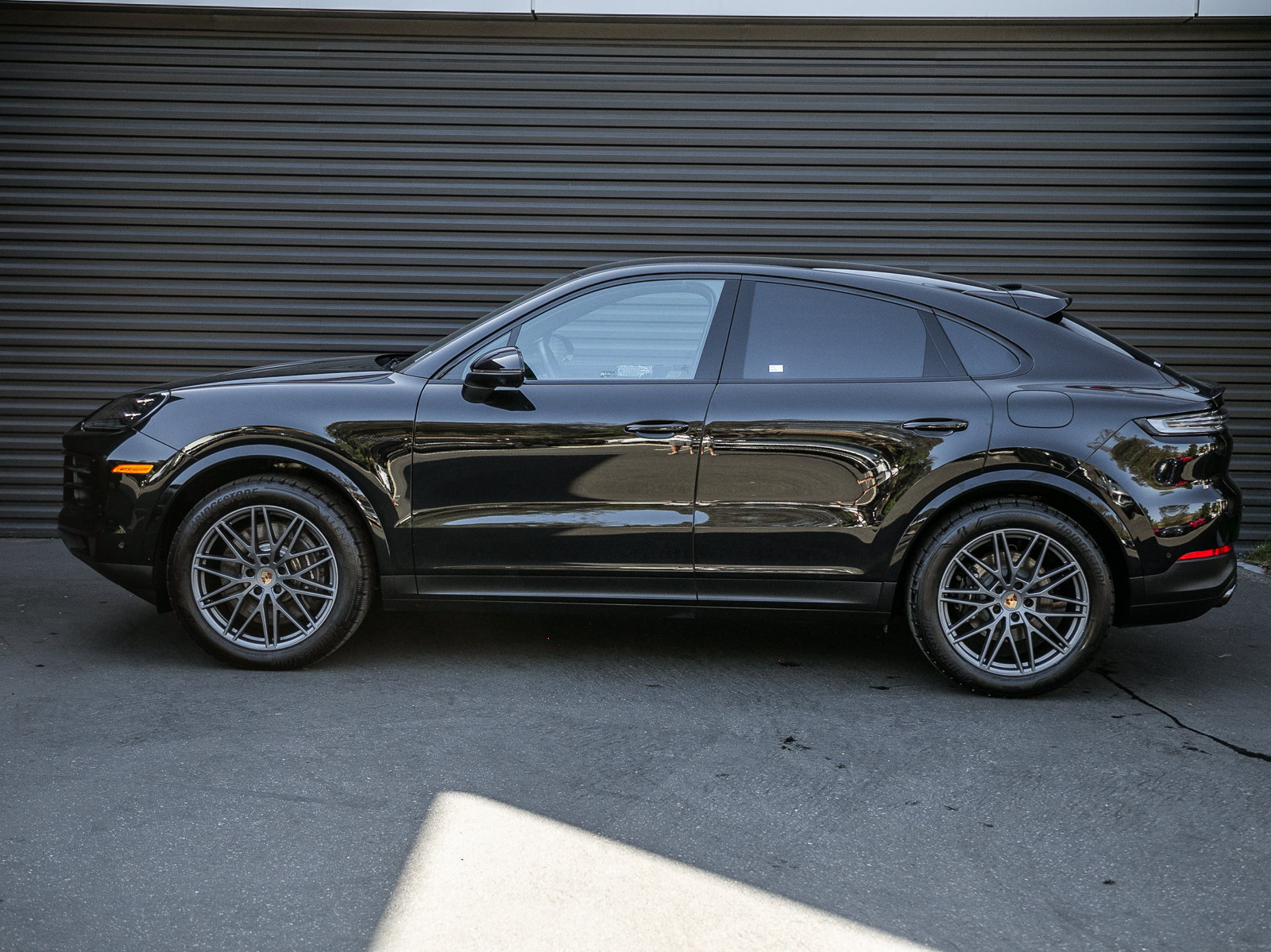 Certified 2025 Porsche Cayenne E-Hybrid Coupe AWD/4WD image 2