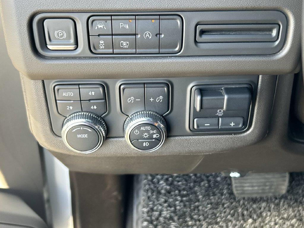 Used 2023 GMC Yukon SLT w/ SLT Luxury Package AWD/4WD image 18