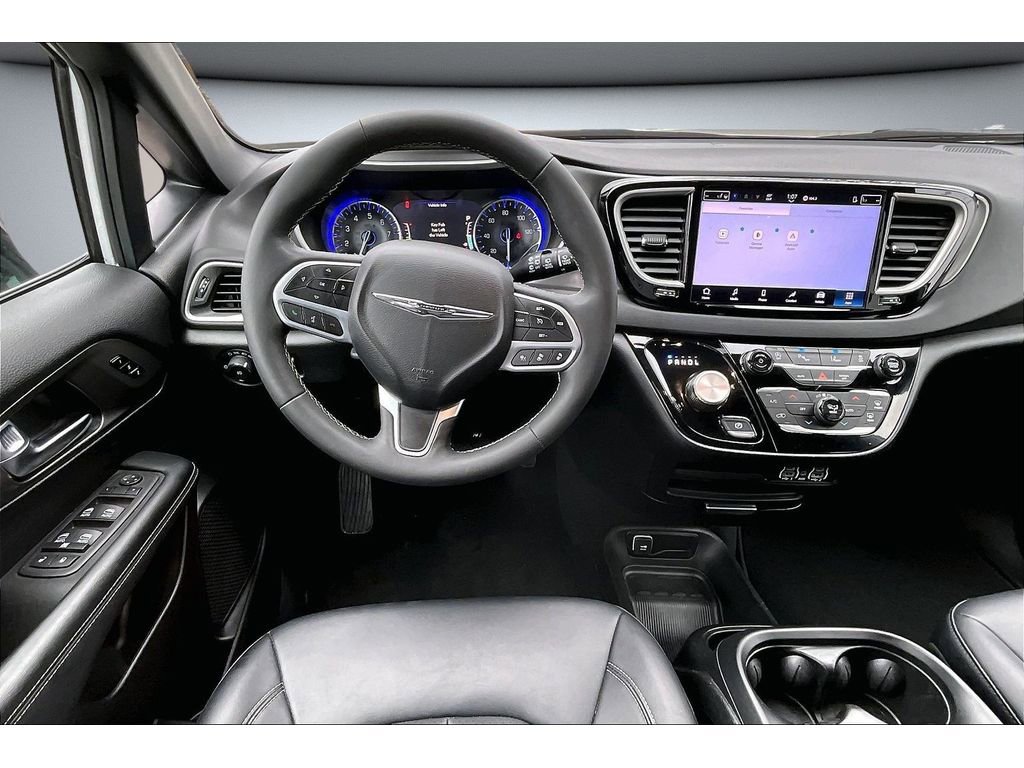 Used 2025 Chrysler Pacifica Select image 6