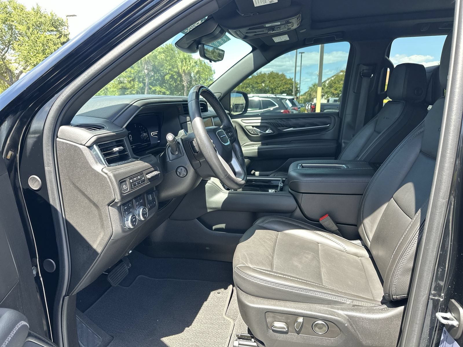 Used 2024 GMC Yukon Denali w/ Denali Reserve Package AWD/4WD image 16