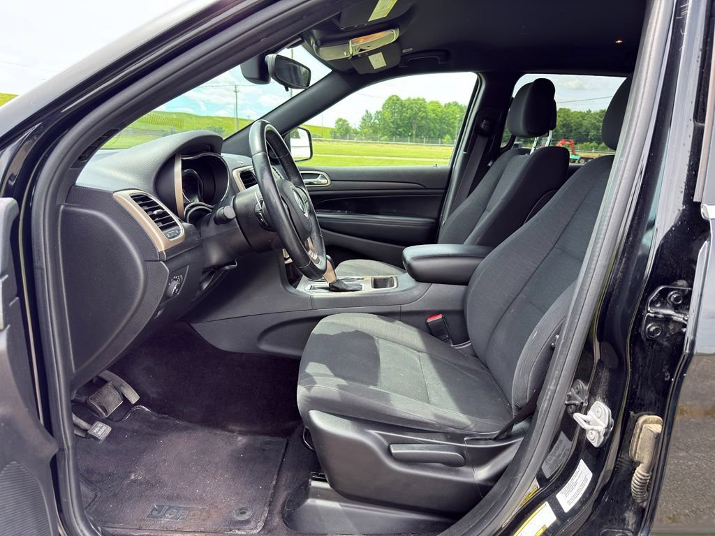 Used 2017 Jeep Grand Cherokee Laredo AWD/4WD image 2