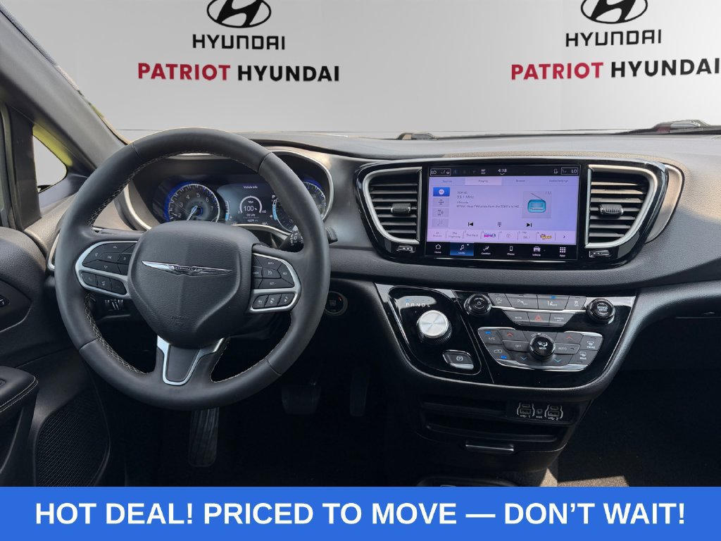 Used 2025 Chrysler Pacifica Select FWD image 10