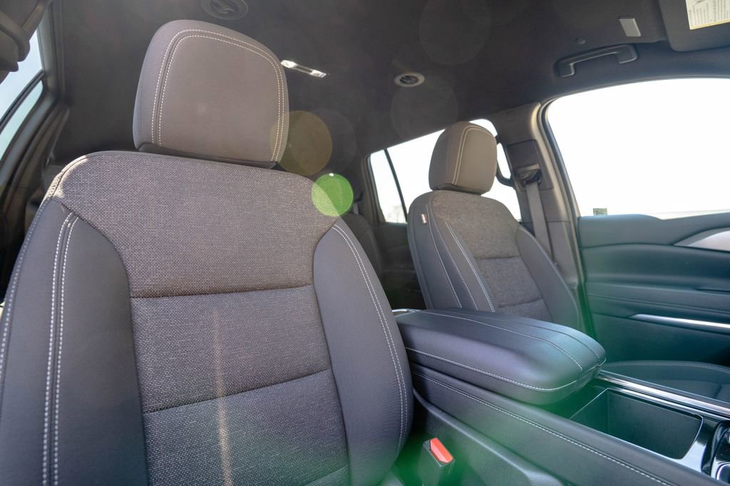 Used 2025 Chevrolet Traverse LT image 17