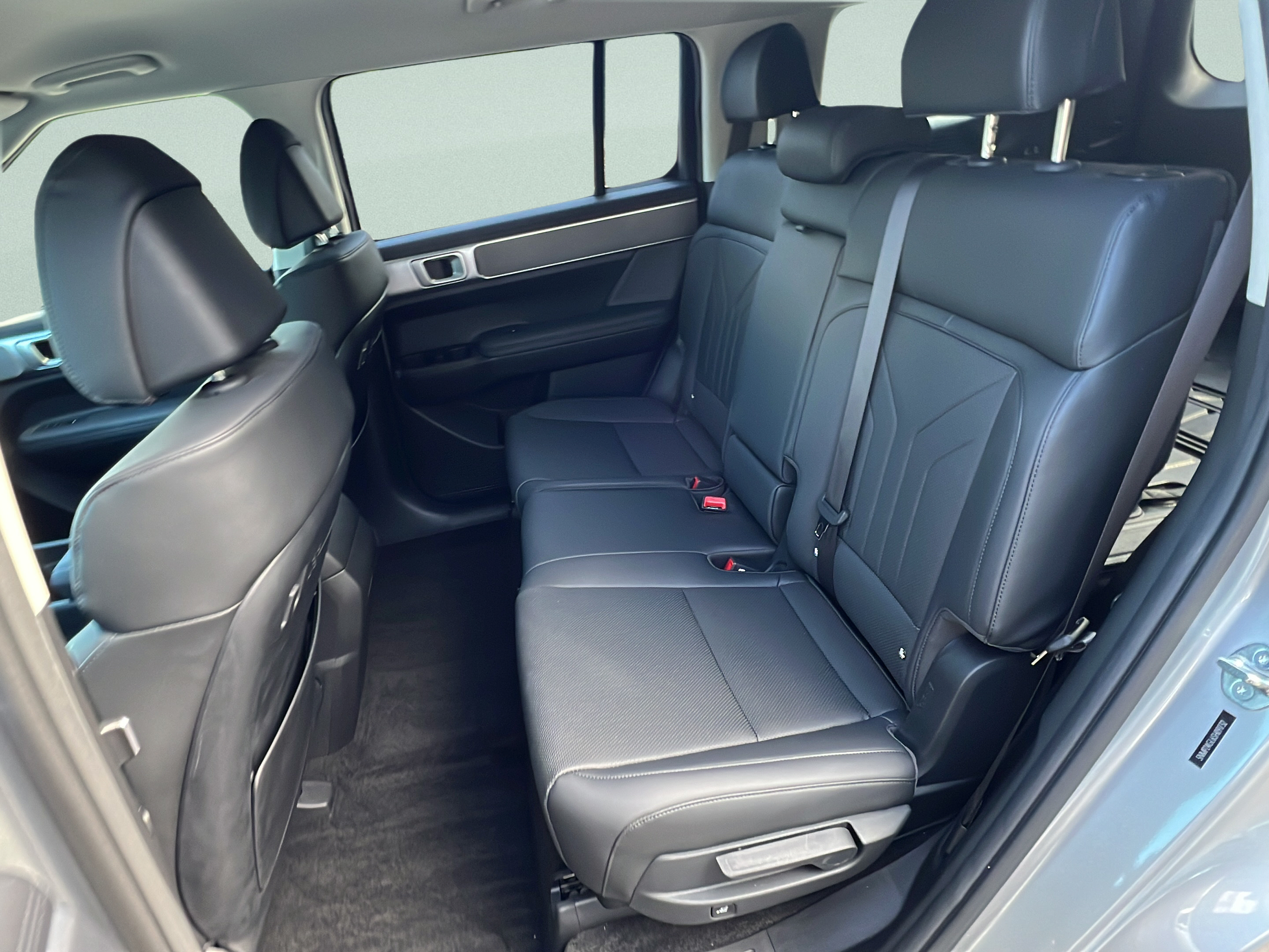 Used 2025 Hyundai Santa Fe SEL FWD image 10