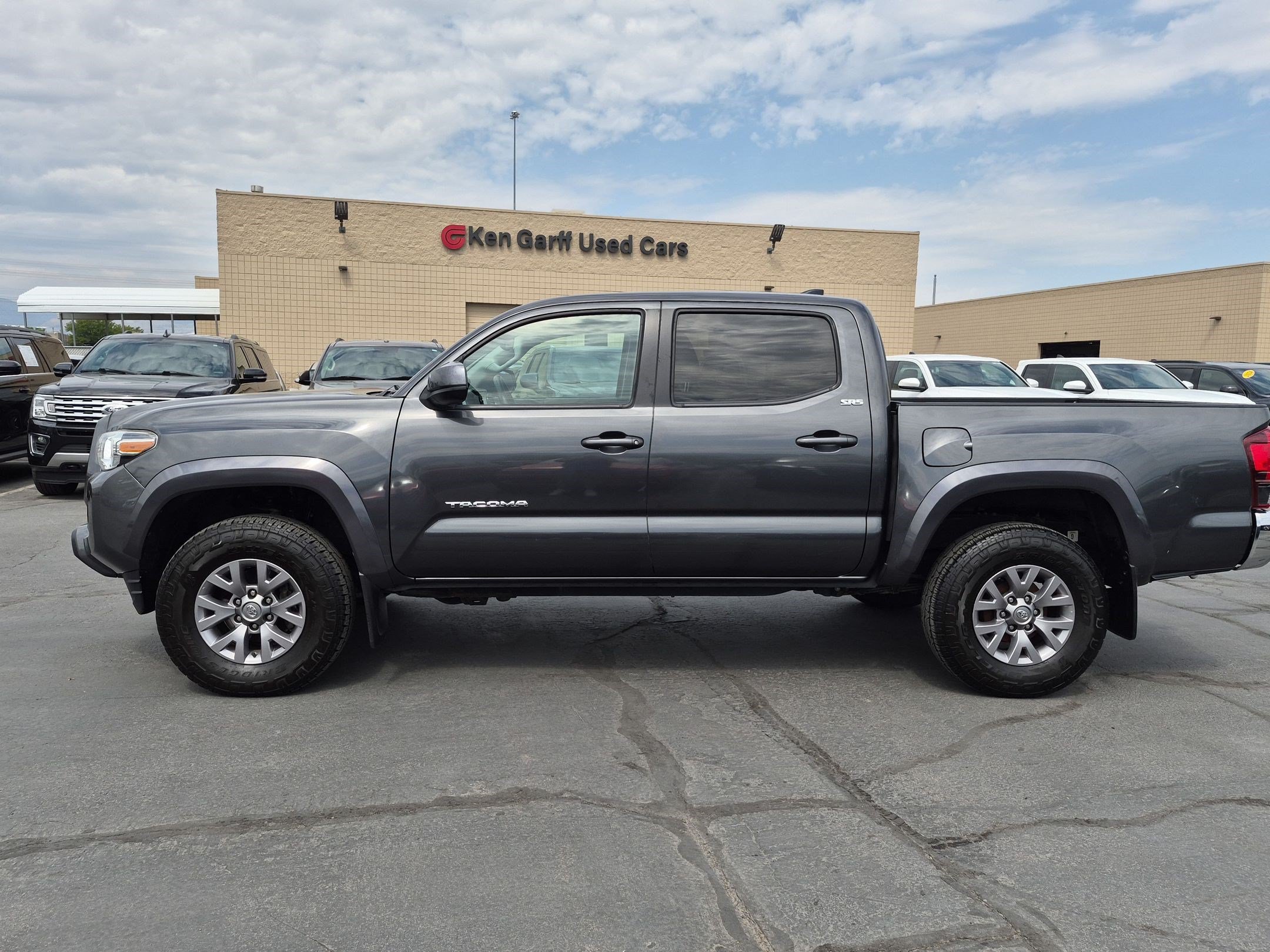 Used 2019 Toyota Tacoma SR5 AWD/4WD image 9