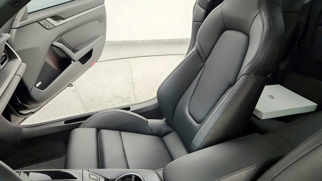 Used 2025 Porsche 911 Carrera RWD image 23