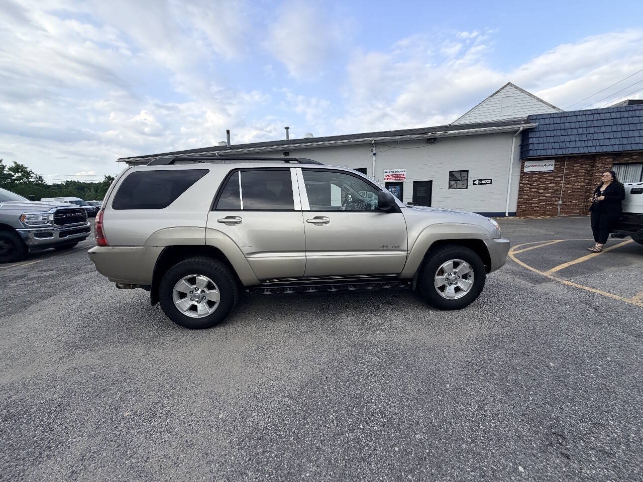 Used 2004 Toyota 4Runner SR5 AWD/4WD image 17
