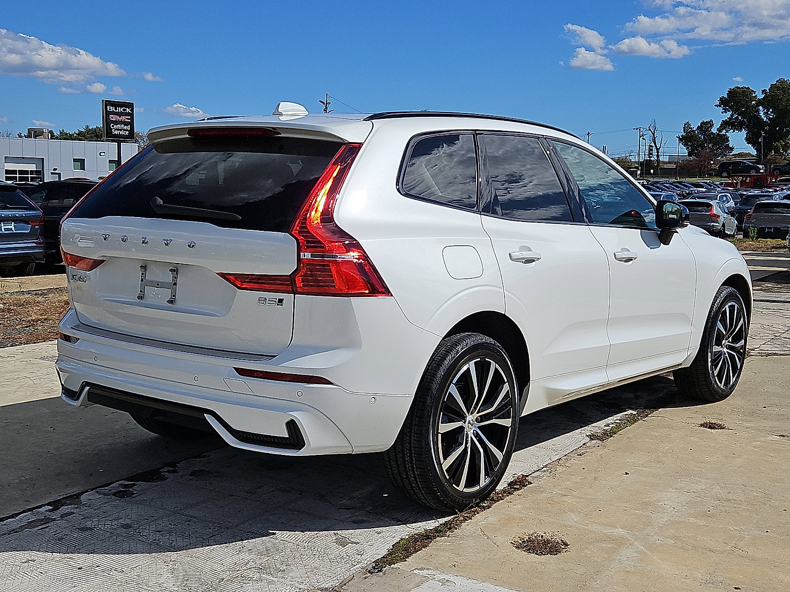 Certified 2023 Volvo XC60 B5 Plus w/ Climate Package image 6