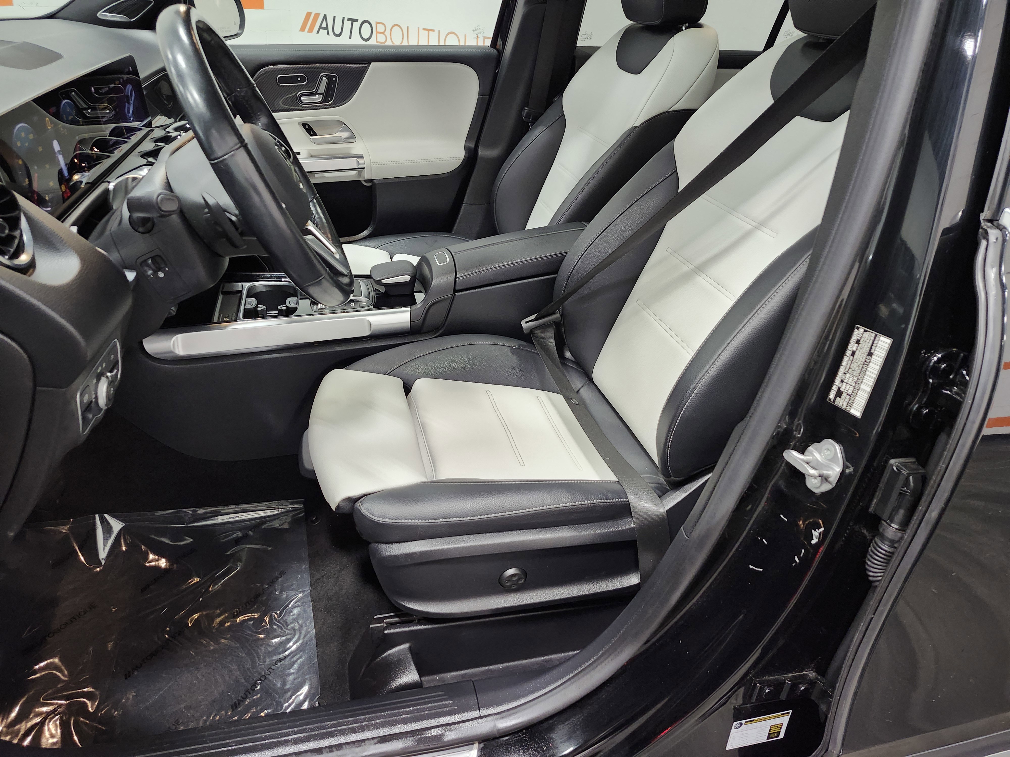 Used 2021 Mercedes-Benz GLB 250 4MATIC image 26