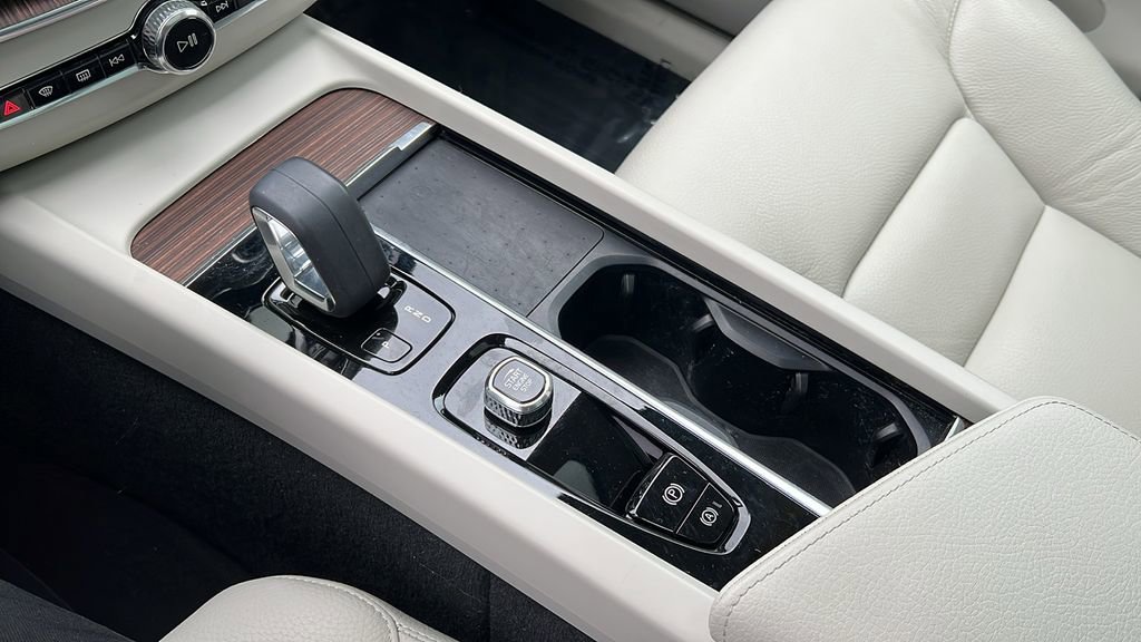 Used 2022 Volvo XC60 B5 Momentum w/ Climate Package image 34